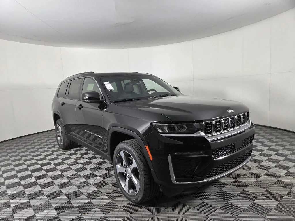 New 2026 Diamond Black Crystal Pearl-Coat Exterior Paint Jeep Limited image 2