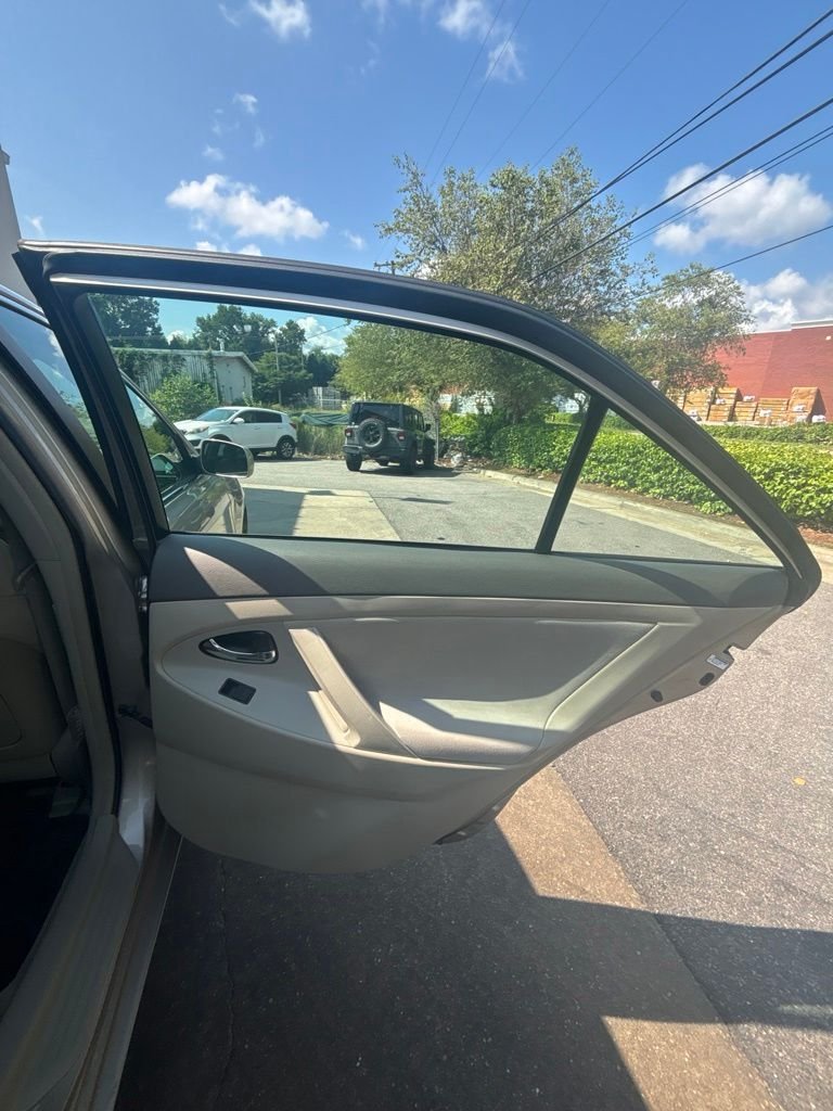 Used 2009 Gold Toyota LE image 21