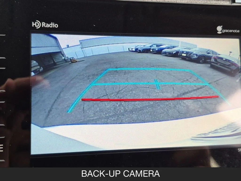 Used 2015 White Toyota Three image 22