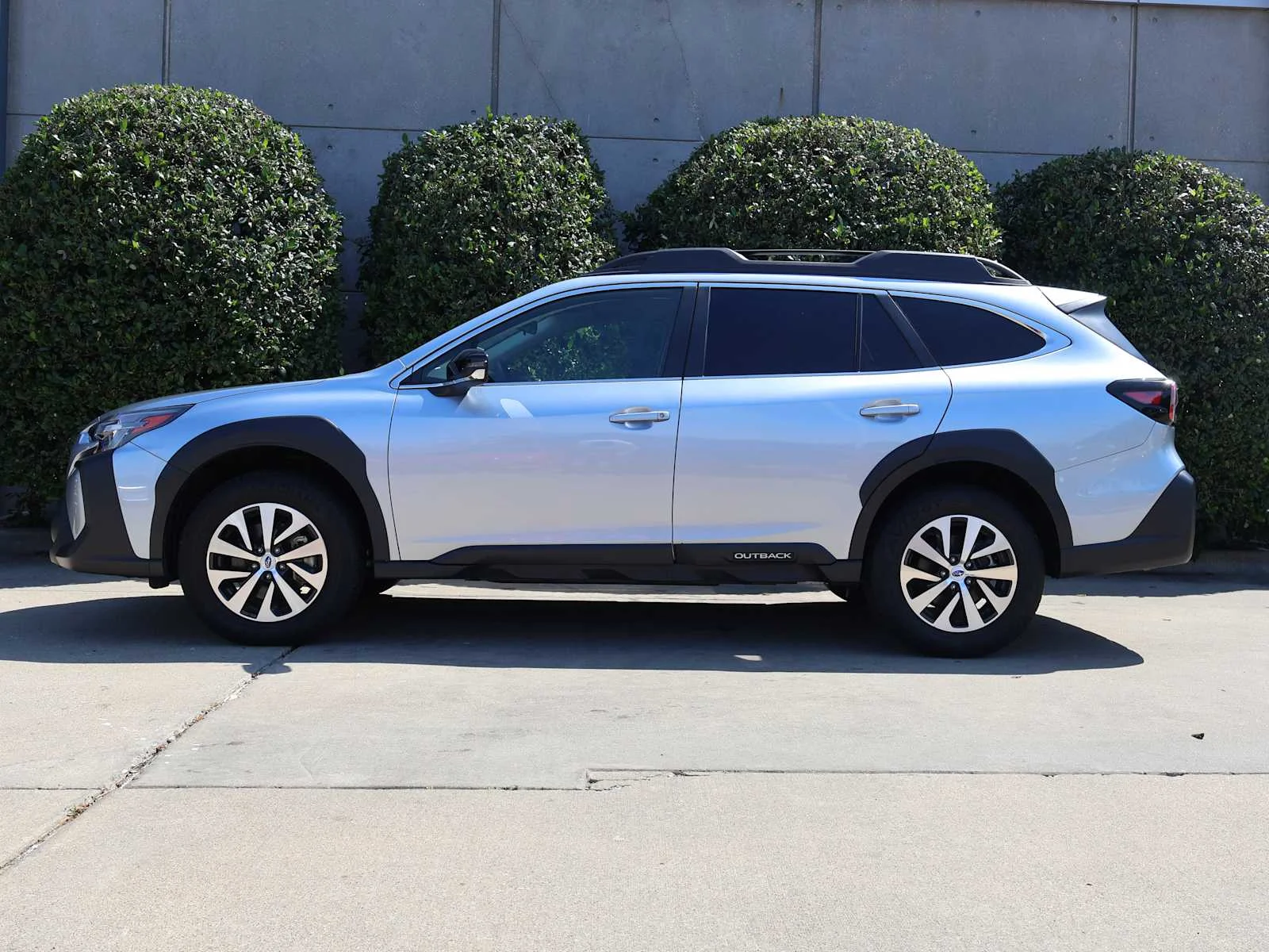 Certified Used 2025 Ice Silver Metallic Subaru Premium image 5