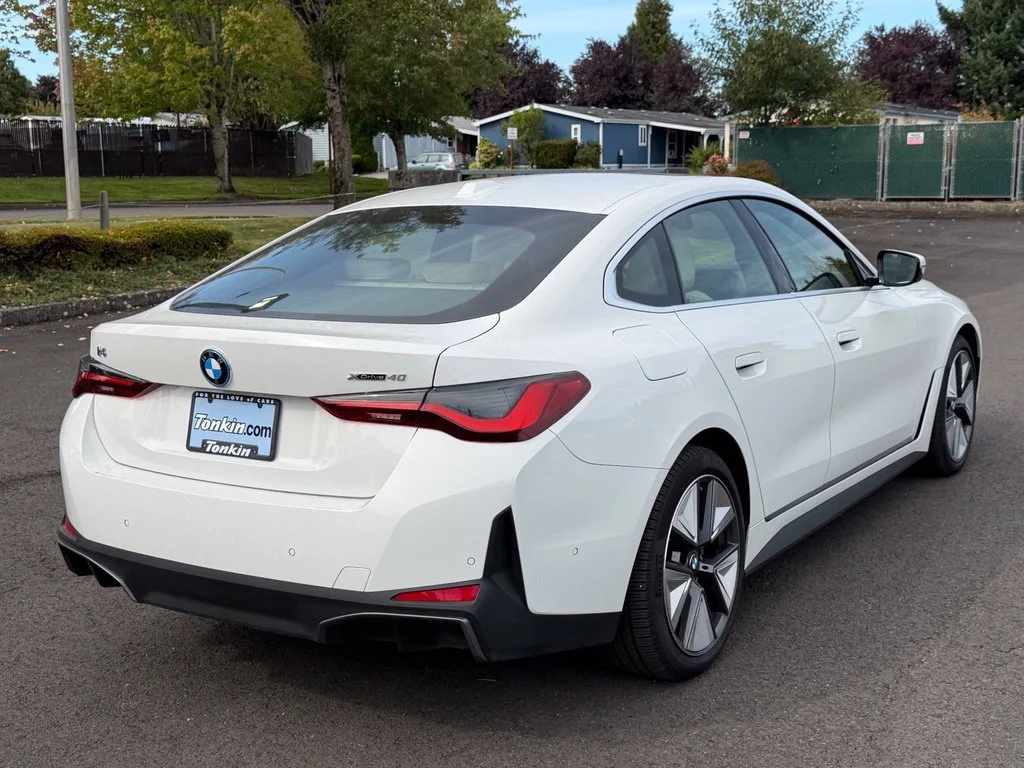 Used 2025 Alpine White BMW xDrive40 image 8