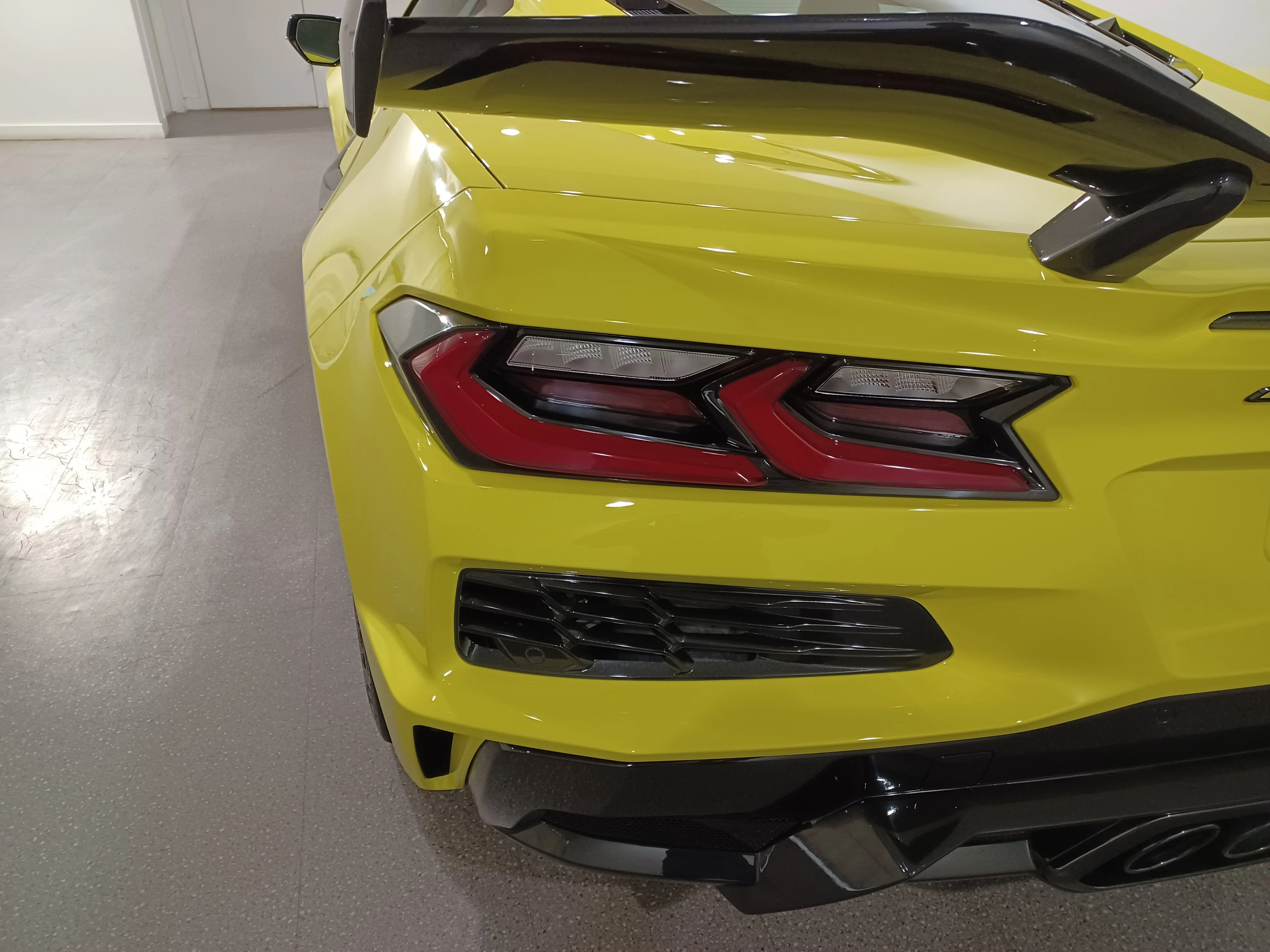 Certified Used 2023 Yellow Chevrolet Z06 3LZ*NO LUX TAX! | 670HP! | Carbon Ceramic Brakes | Z07 Suspension | High Wing Spoiler | Stealth image 20