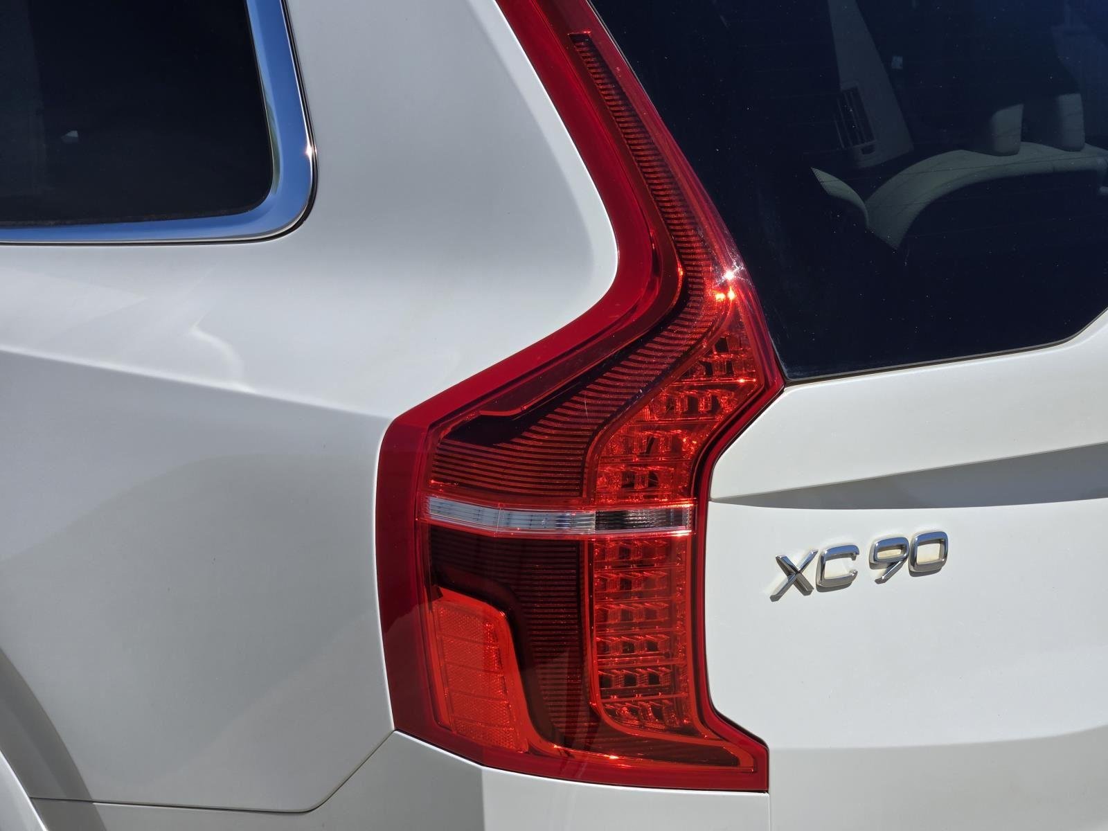 Used 2022 Crystal White Metallic Volvo Momentum image 9
