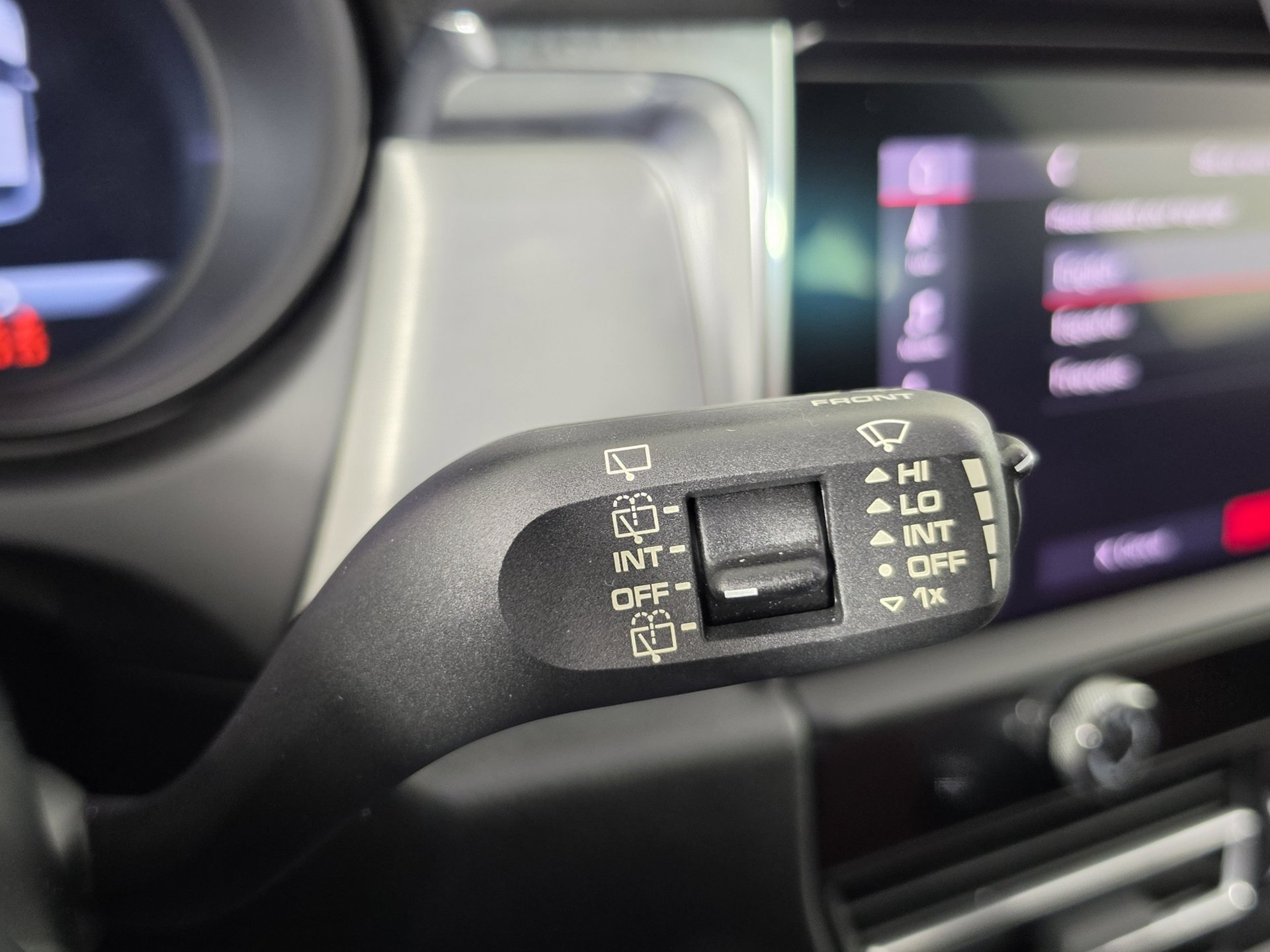 2025 Porsche Macan T - Photo 18