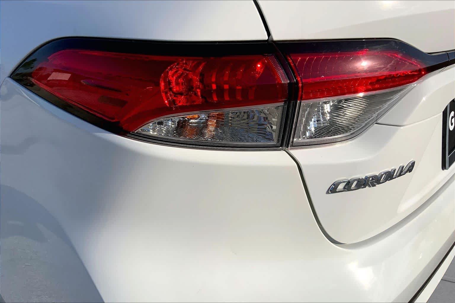 Used 2020 Super White Toyota Hybrid LE image 28