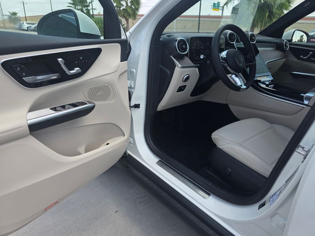 New 2026 Polar White Mercedes-Benz GLC 300 image 10