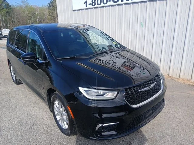 2025 Chrysler Pacifica Select's photo