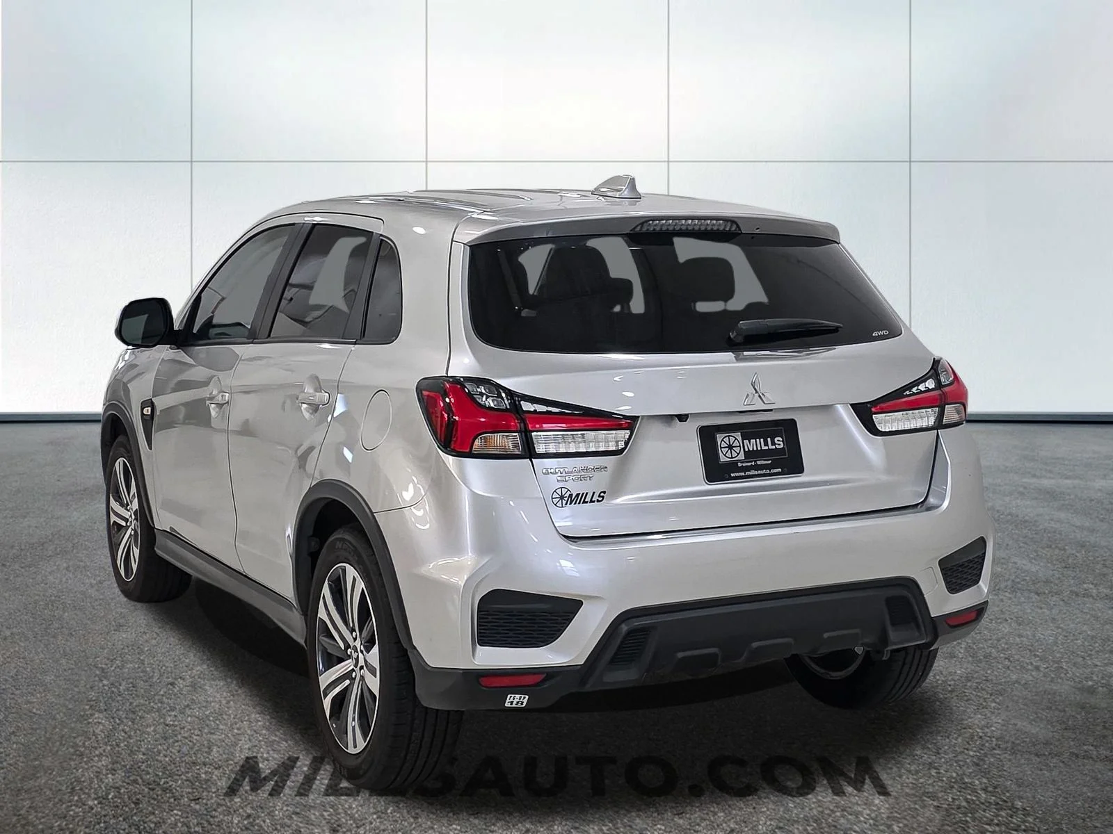 Used 2024  Mitsubishi  image 5