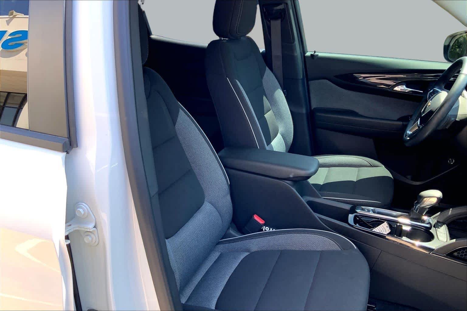 Used 2026 Summit White Chevrolet LT image 9