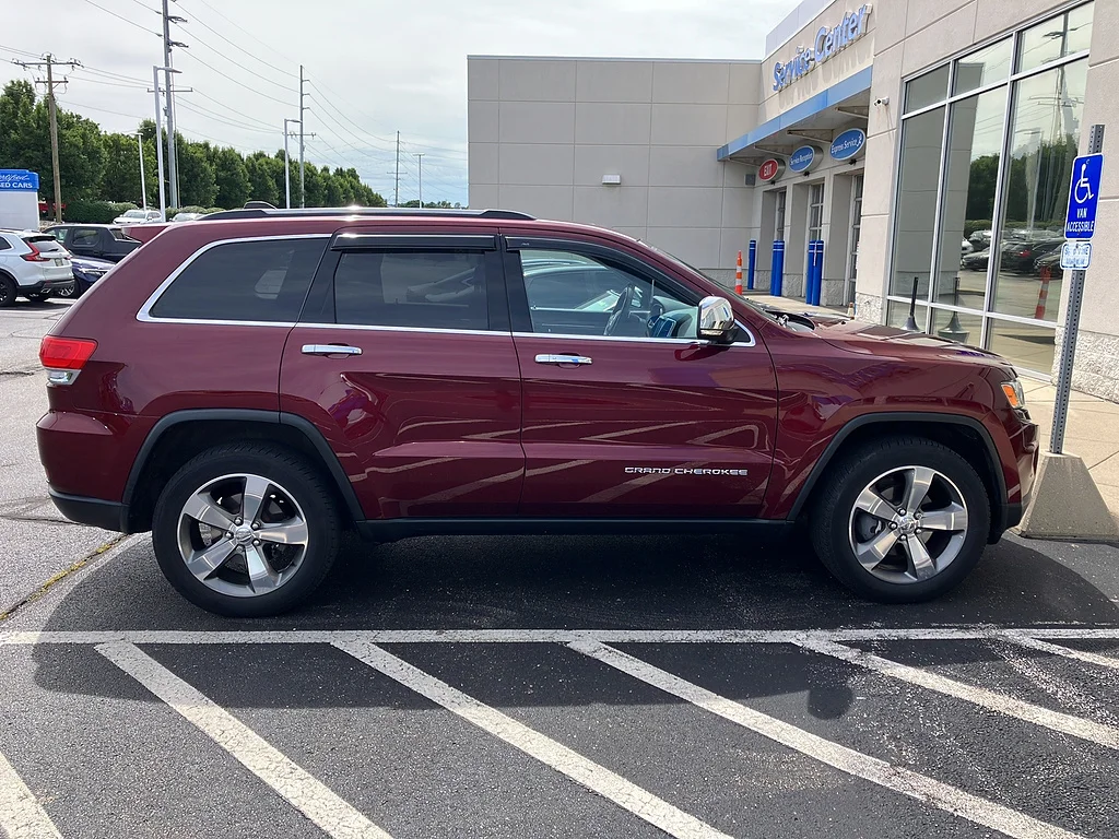 Used 2016 Velvet Red Pearl Coat Jeep Limited image 2