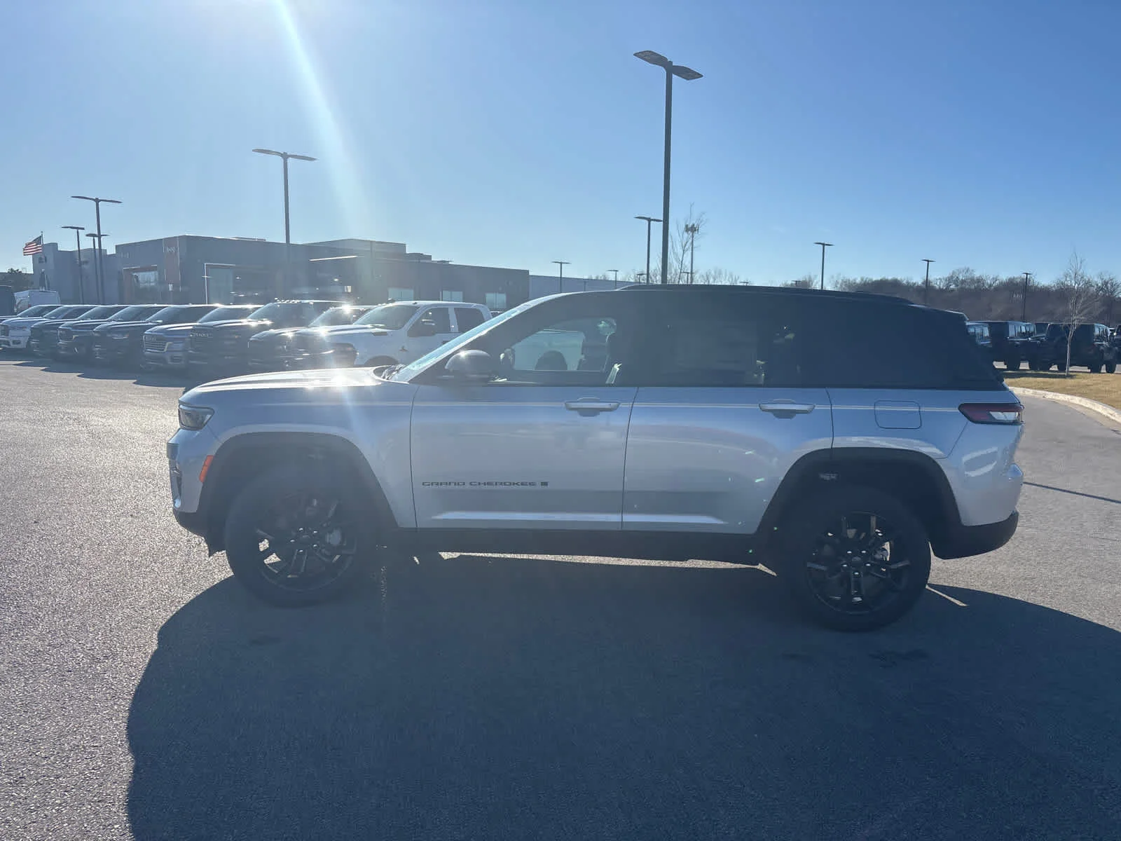 New 2025 Silver Zynith Exterior Paint Jeep Limited image 5