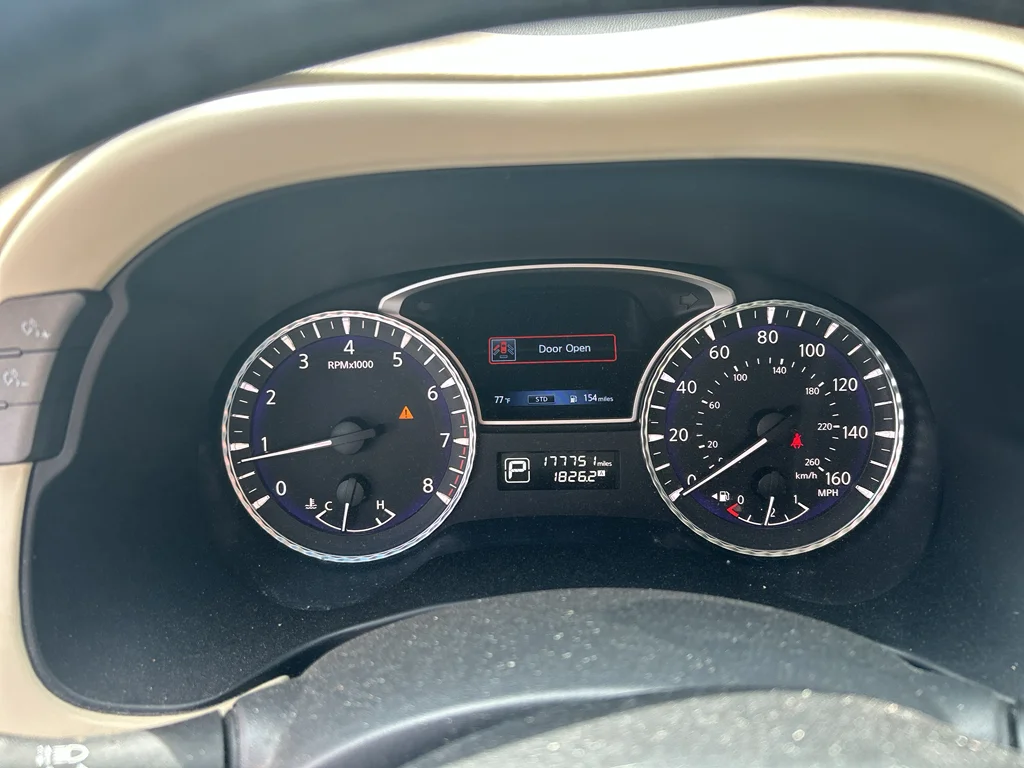 Used 2015 Majestic White INFINITI Base image 14
