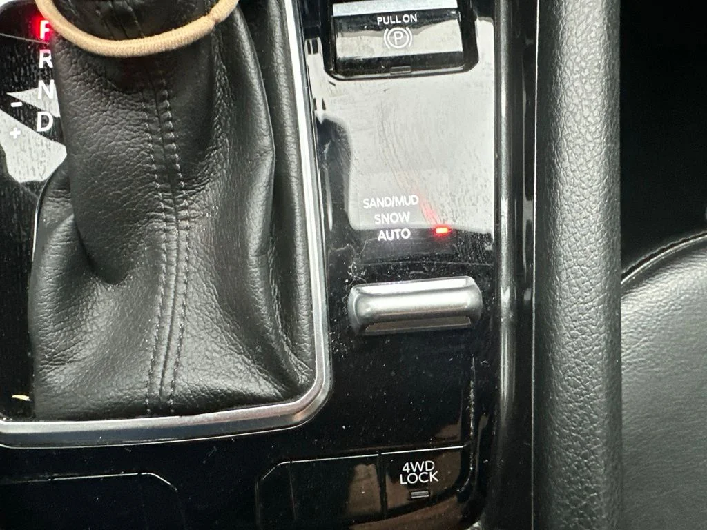 Used 2023 White Jeep Latitude image 21