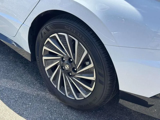 Used 2025 White Hyundai SEL image 8