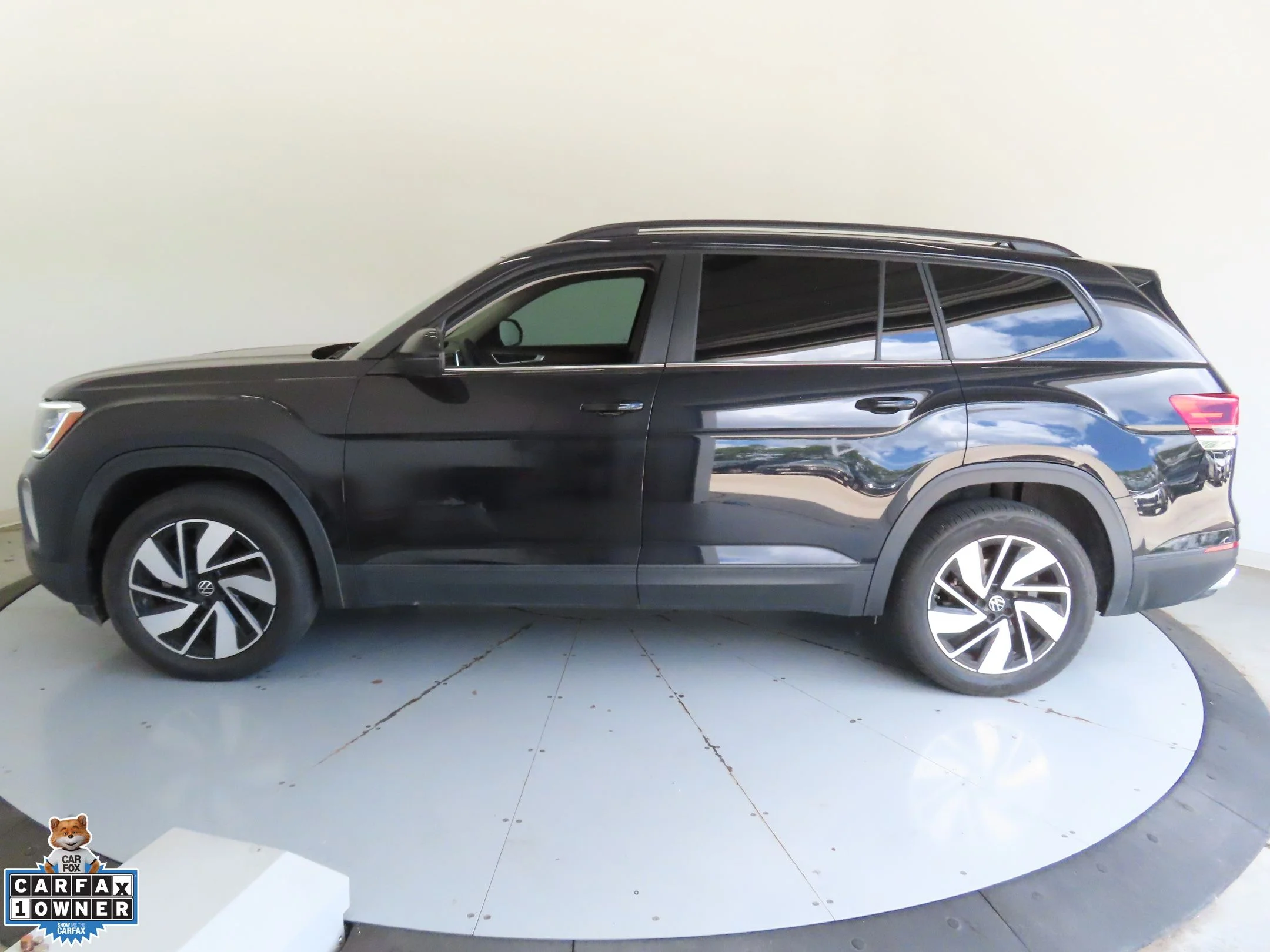 Used 2024 Black Volkswagen 2.0T SE w/Technology image 7
