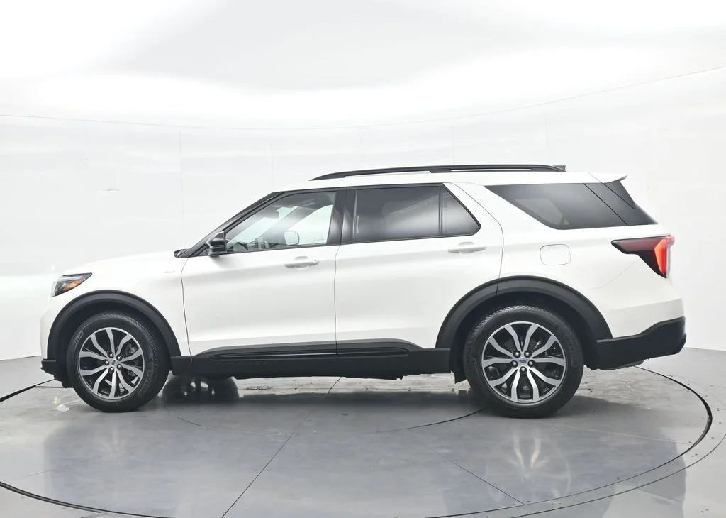 New 2026 Star White Metallic Tri-Coat Ford ST-Line image 10