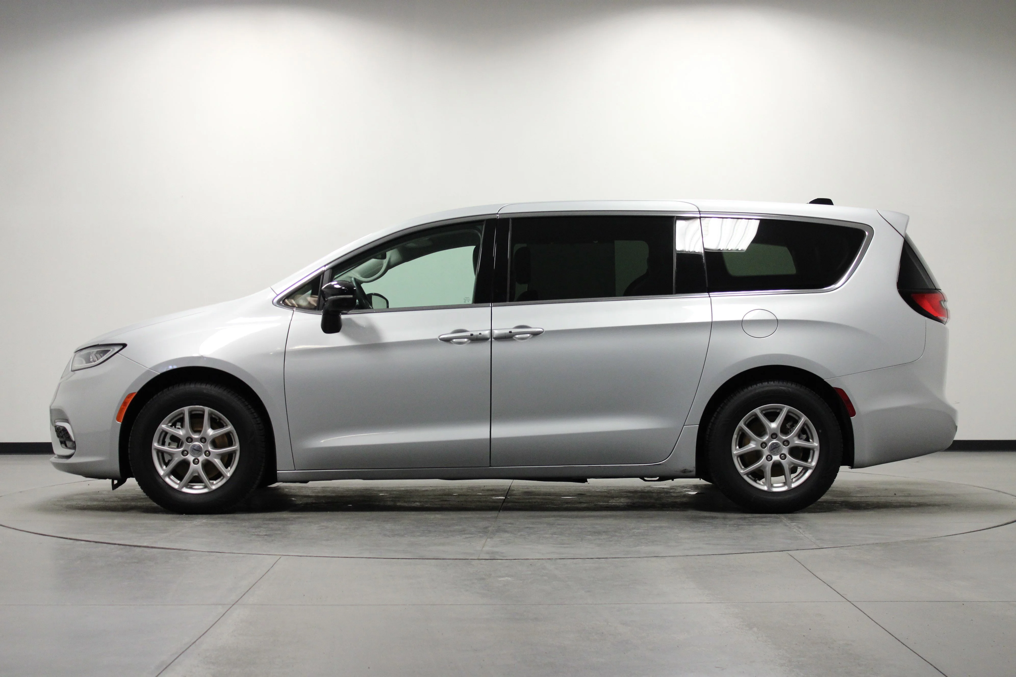 Used 2024 Silver Mist Clearcoat Chrysler Touring L image 7