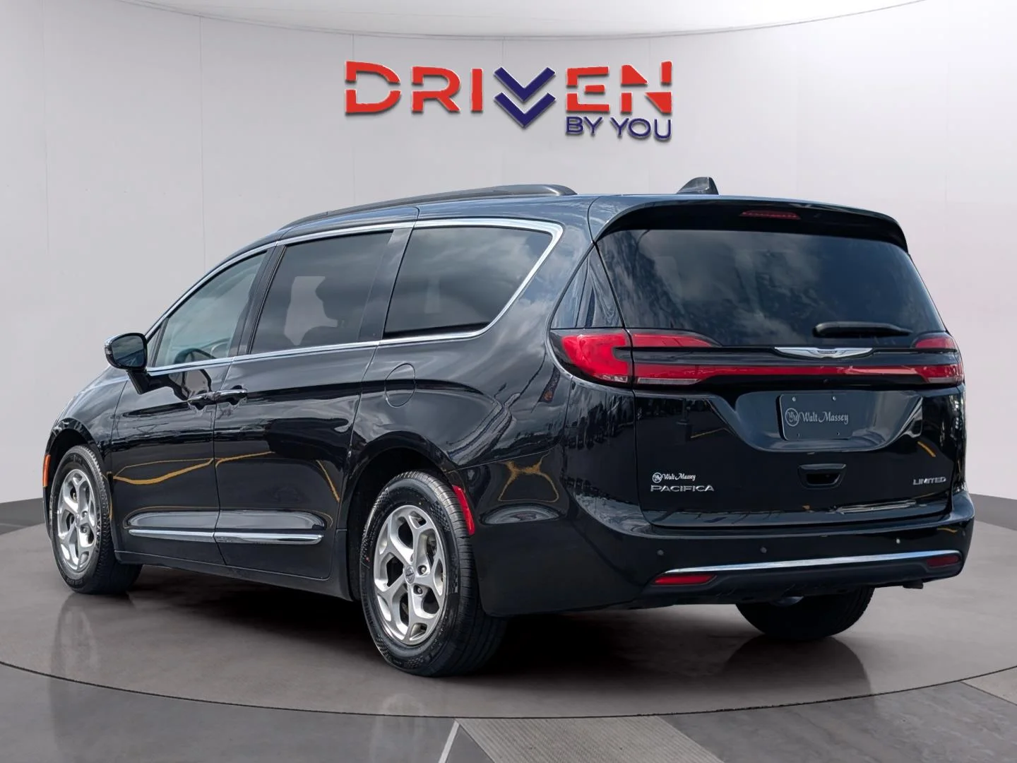 Used 2023 Brilliant Black Crystal Pearlcoat Chrysler Limited image 3