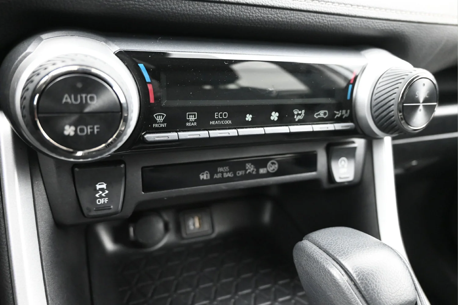 Used 2025 White Toyota XLE image 9