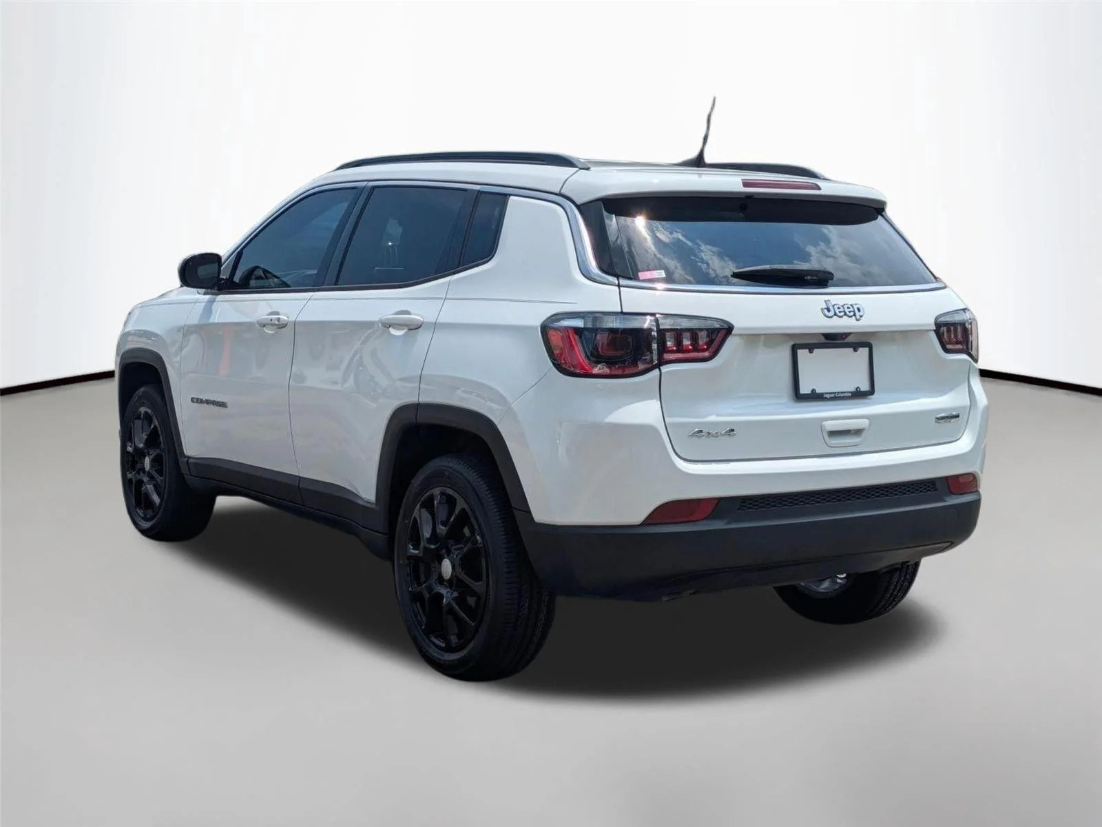 Used 2023 Bright White Clearcoat Jeep Latitude Lux image 7