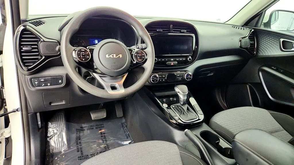 Used 2022 Snow White Pearl Kia S IVT image 12