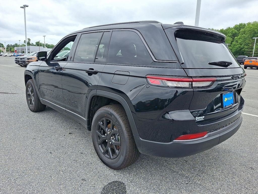 New 2026 Diamond Black Crystal Pearlcoat Jeep Altitude image 3