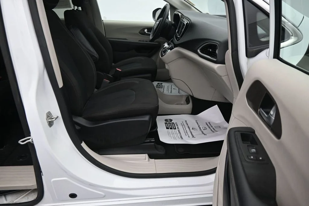 Used 2023 White Chrysler LX image 12