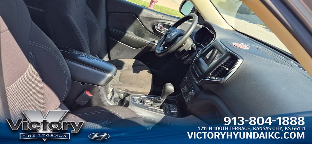 Used 2019 Silver Jeep Latitude image 8