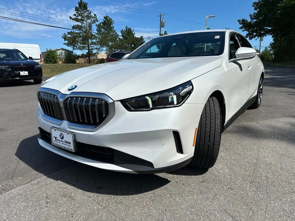 Used 2026 Mineral White Metallic BMW 530i xDrive image 3
