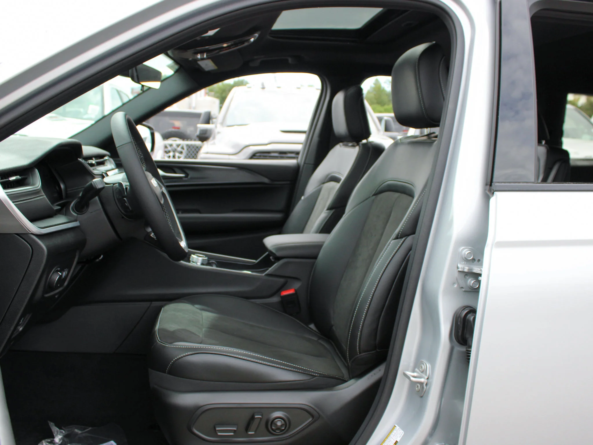 New 2025 Silver Jeep Altitude* 4x4, Sunroof, Heated Leather, Wireless Charging Pad image 8
