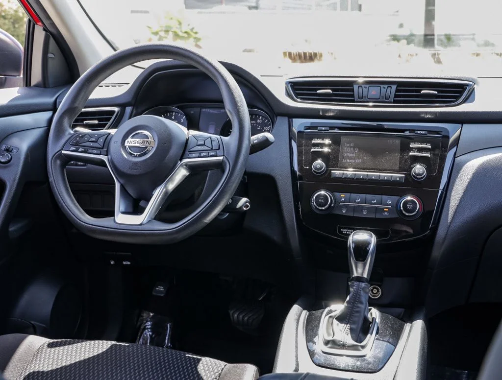 Used 2018 Red Nissan S image 21