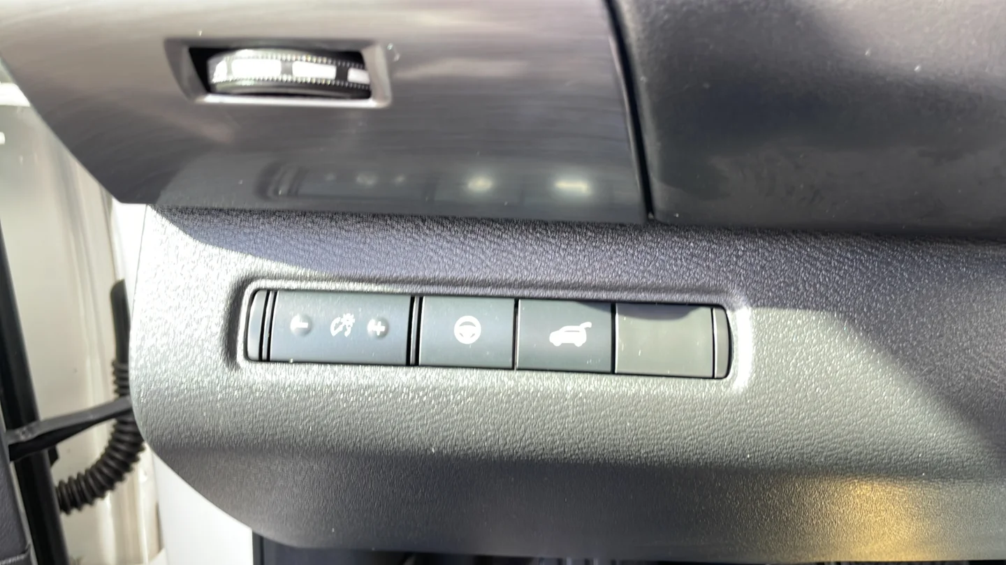 Used 2022 White Nissan SL image 15