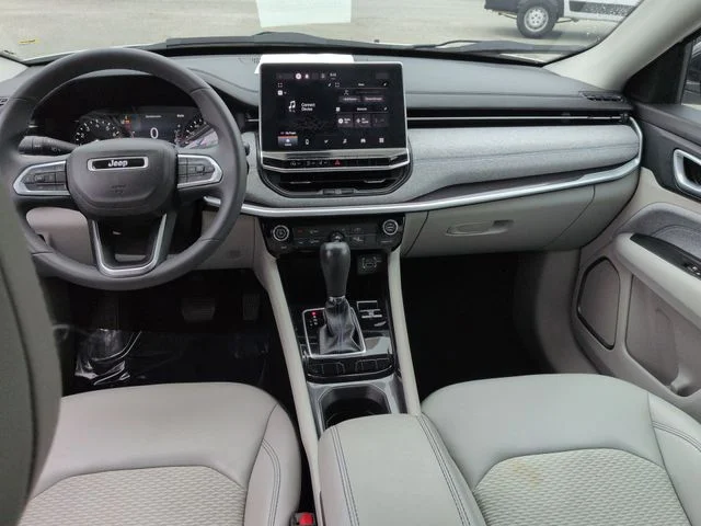 Used 2022 White Jeep Latitude image 27