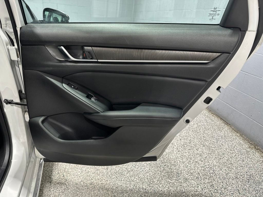 Used 2018 Platinum White Pearl Honda Touring image 18