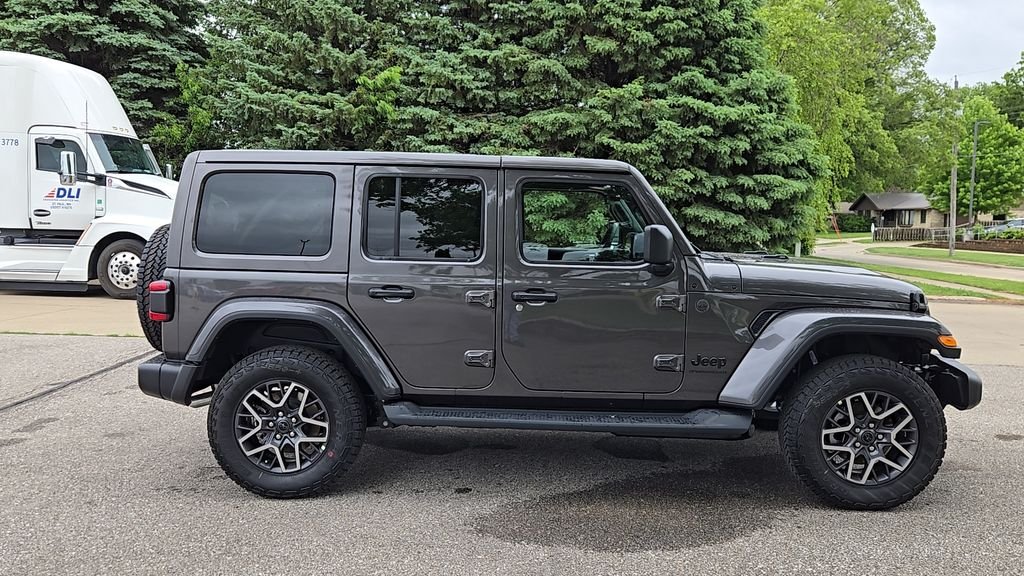 New 2026 Granite Crystal Metallic Clear-Coat Exterior Paint Jeep Sahara image 40