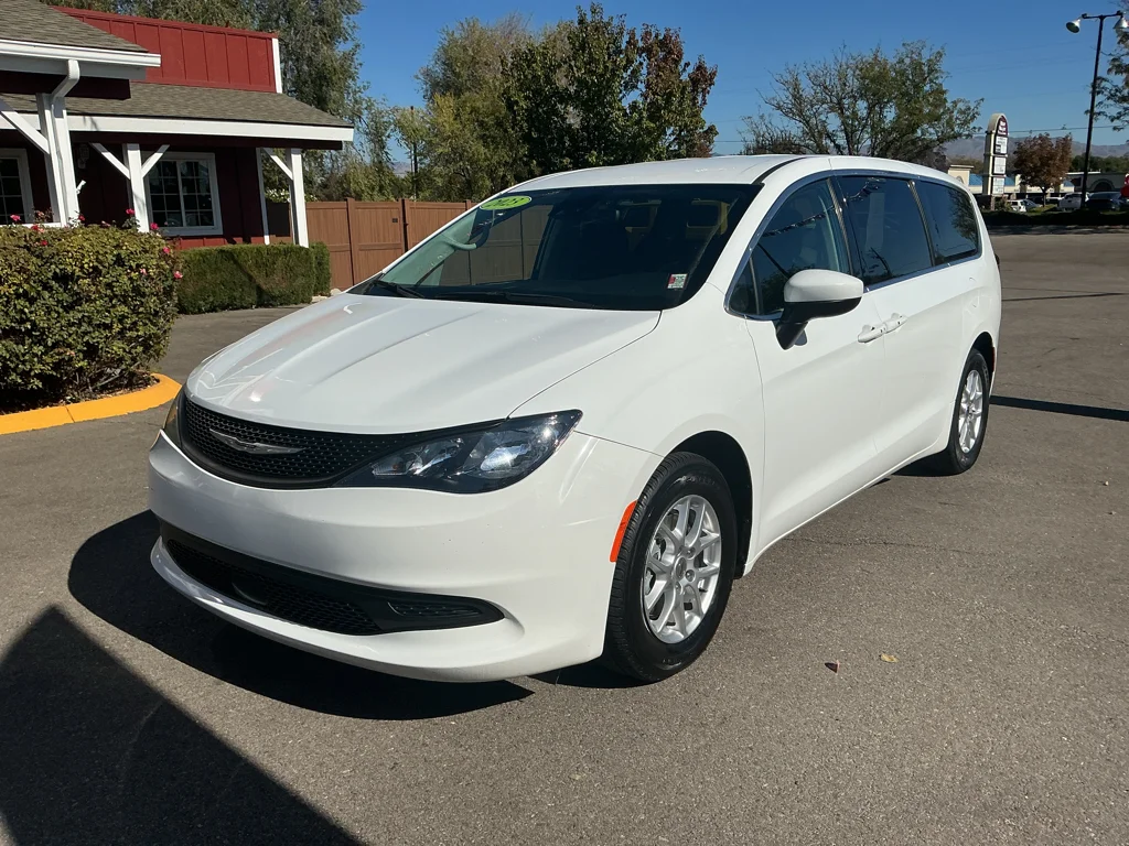 2023 Chrysler Voyager LX