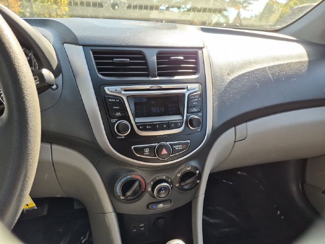2017 Hyundai Accent SE - Photo 16