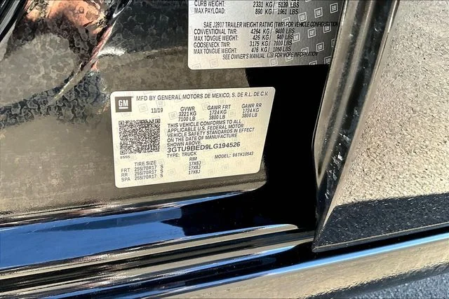 Used 2020 Black GMC SLE image 19