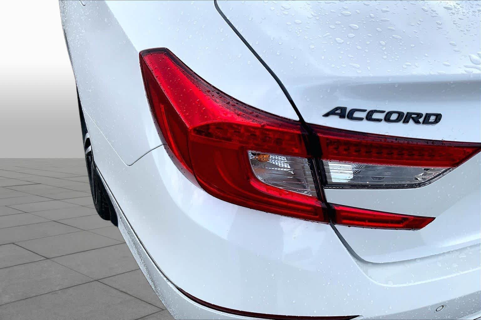 Used 2022 Platinum White Pearl Honda Touring image 27