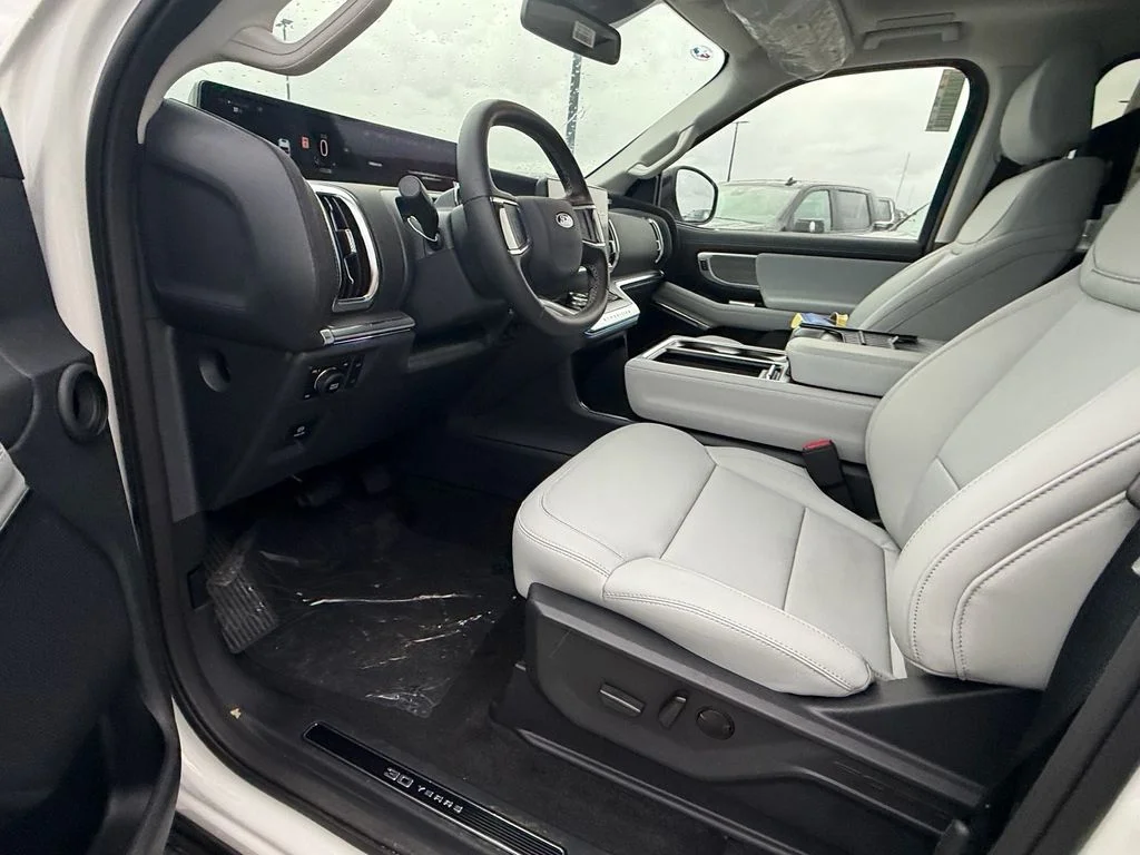 New 2027 Star White Metallic Tri-Coat Ford Platinum image 11