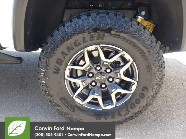 Used 2025 White Chevrolet ZR2 image 33