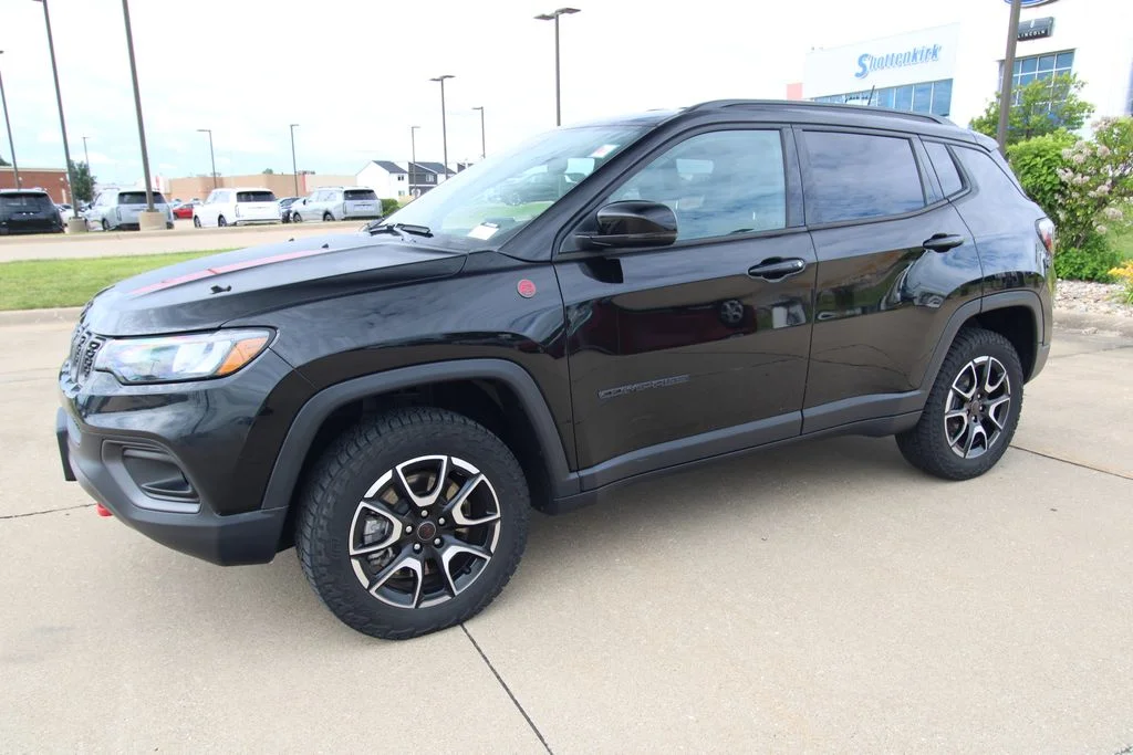 Used 2025 Black Jeep Trailhawk image 17