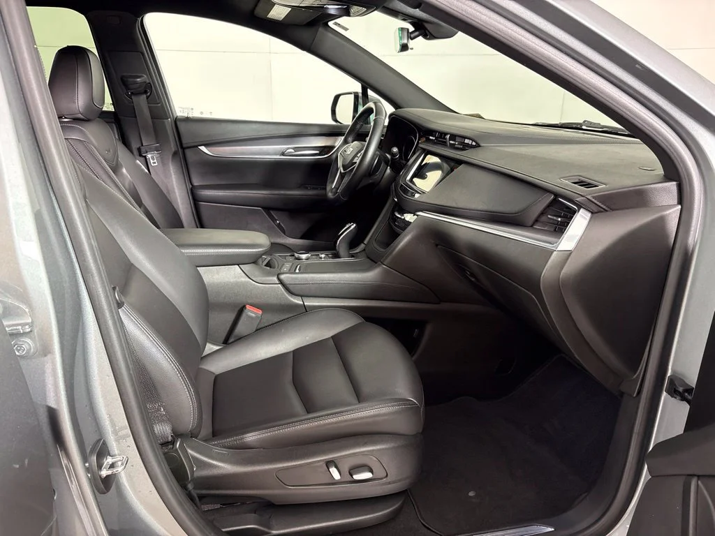 Used 2023 ARGENT SILVER METALLIC Cadillac FWD Luxury image 20