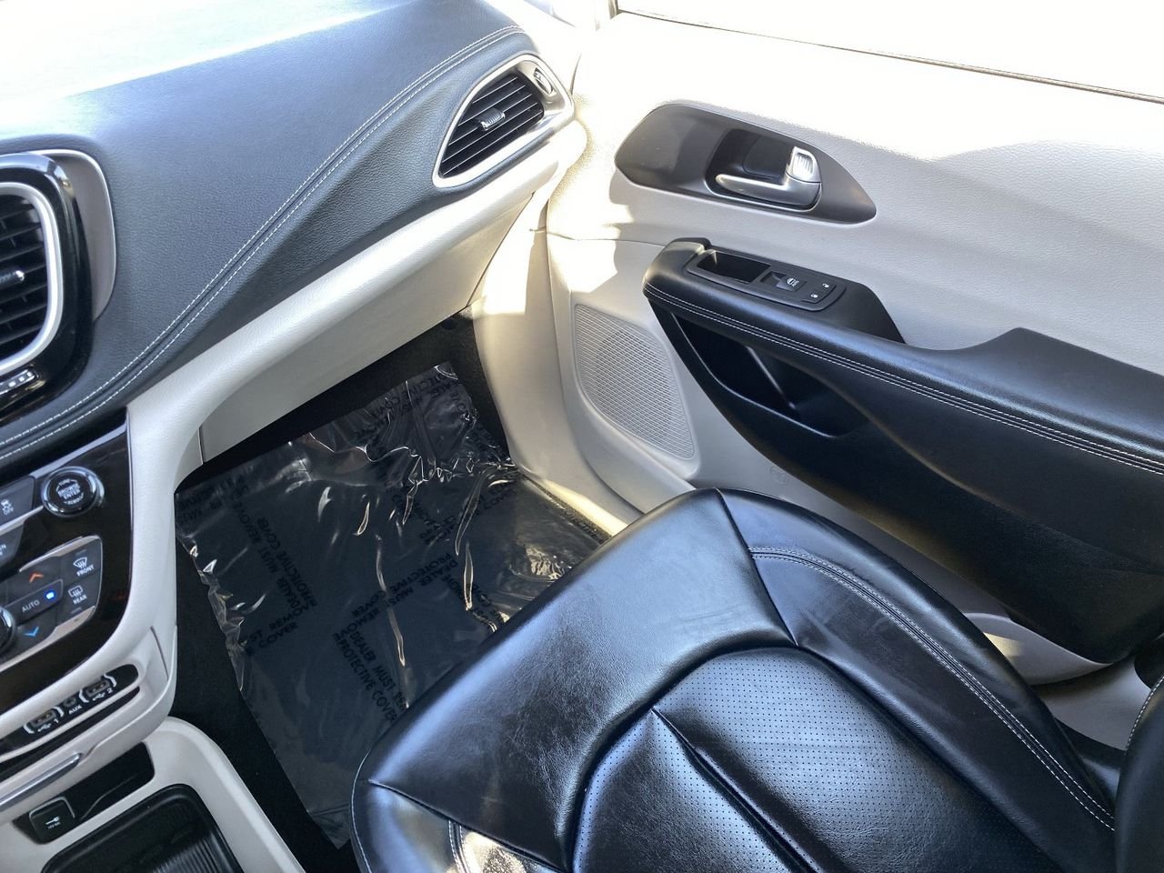 Used 2023 Bright White Chrysler Touring L image 18