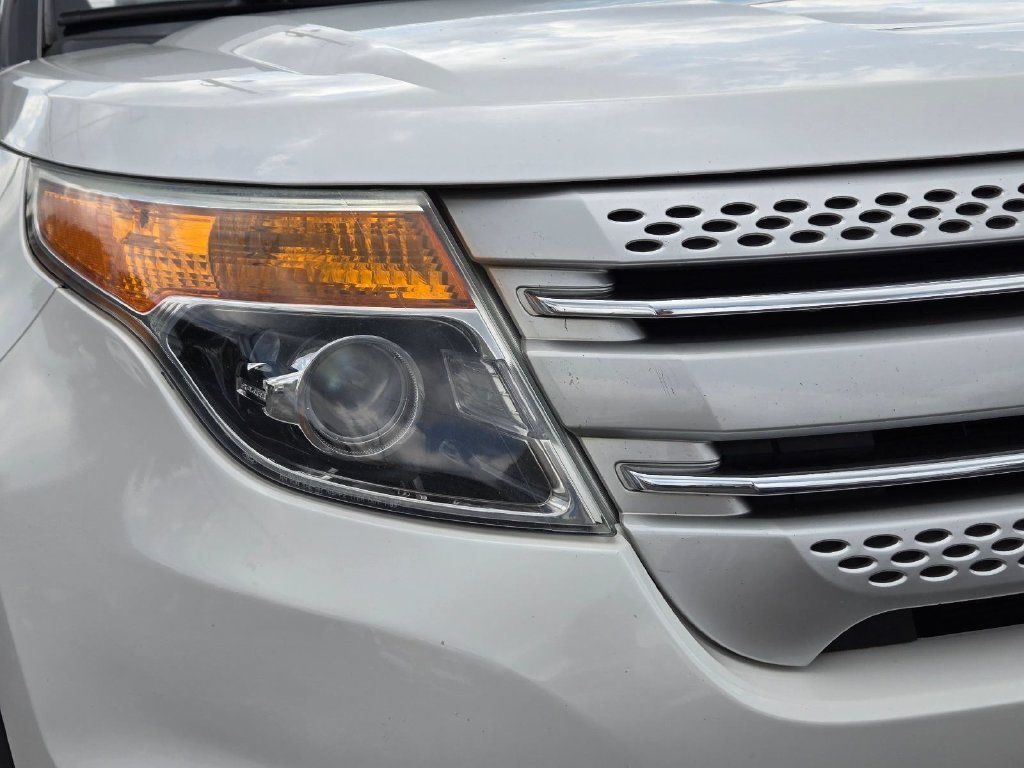 Used 2015 White Ford XLT image 2