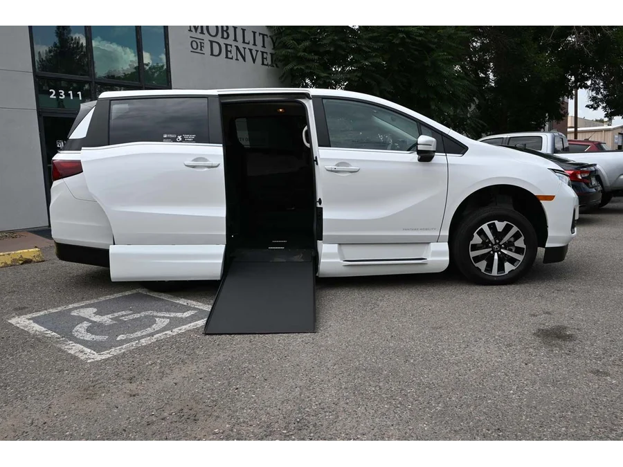 2025 Honda Odyssey EX-L - Photo 17