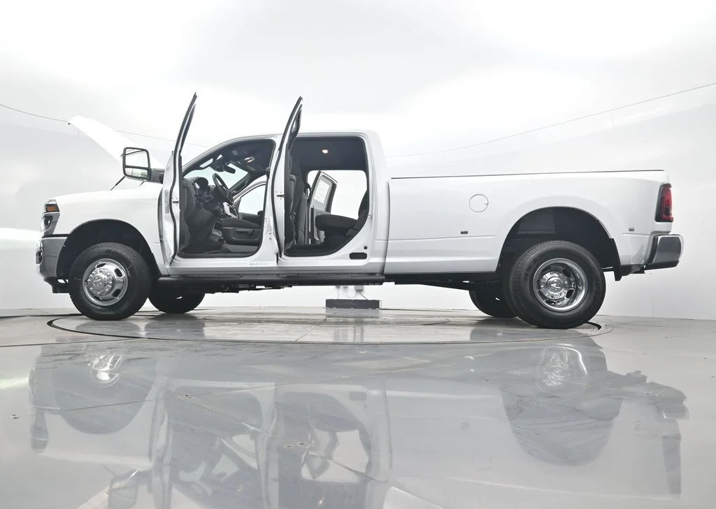 New 2026 Bright White Clear-Coat Exterior Paint RAM Tradesman image 48