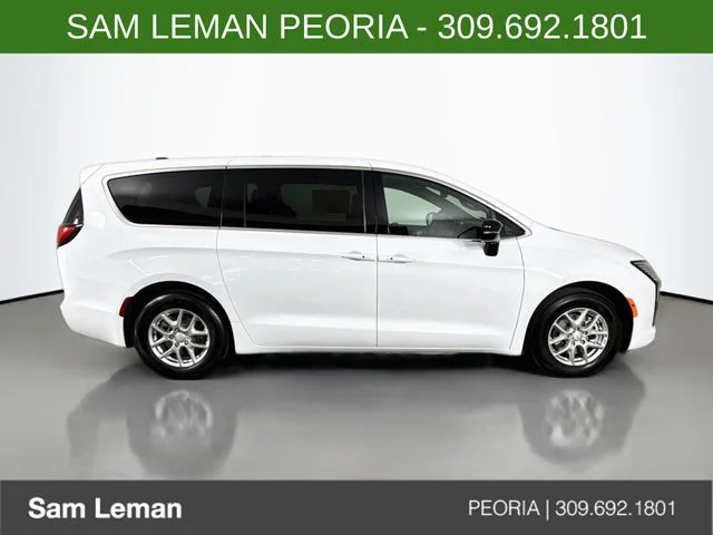 New 2027 White/off-white Chrysler Select image 8