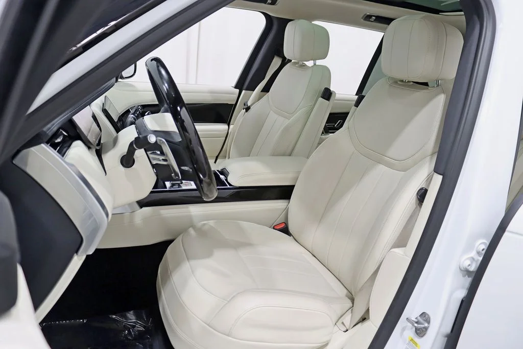 Used 2023 White Land Rover SE image 25