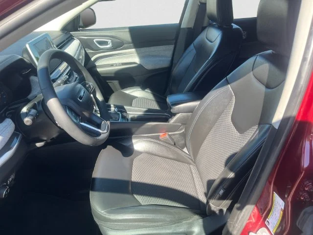 Used 2022 Red Jeep Latitude image 9